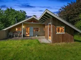 Charming Cottage Near The Water