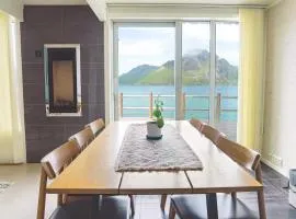 Modern seafront cabin with sauna 8 mins to Leknes