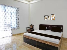 SPOT ON MOON SEZ, ξενοδοχείο σε Auraiya