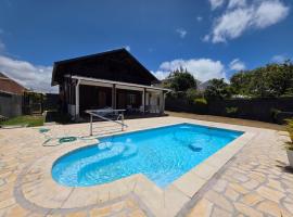 Chalet Privé avec Piscine 3 Chambres 6 Personnes, chalé em Pointe d'Esny