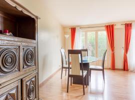 Spacious 3-Bedroom Duplex with Garden close to CDG Airport, Hotel in Vaujours