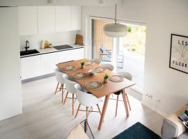 Brand new house with four bedrooms, parking, sauna, patio, hotel in Vantaa