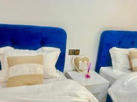 Magnifique maison famiiale moderne spacieuse de 150 m Avec de 3 chambres ,confortables et d un grand salon et terrasse, Idealement situee a 9 min du centre-ville elle se trouve à proximite de la route principale menant a l aeroport Berkane et Saidia, villa in Oujda