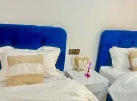 Magnifique maison famiiale moderne spacieuse de 150 m Avec de 3 chambres ,confortables et d un grand salon et terrasse, Idealement situee a 9 min du centre-ville elle se trouve à proximite de la route principale menant a l aeroport Berkane et Saidia