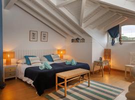 Capricho de Rovacias, Comillas, Cantabria，位于柯米拉斯的酒店