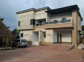 Private home with short lets, hotel en Uyo