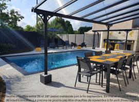 Villa des palmiers - Magnifique villa avec piscine chauffée et terrain de pétanque، فندق في Bon-Encontre