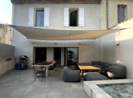 Quiet house, air conditioning, 3 bedrooms, small pool, Hotel in Junas