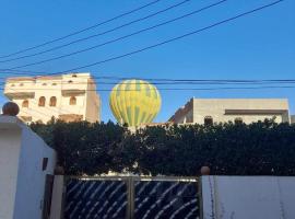 The Cave, ξενοδοχείο σε Al Karnak
