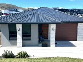 Green Hill Views - Family Home close to Hobart - 4bed, 2bath
