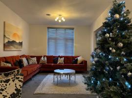 Luxurious 7-Bedroom Home in Solihull, close to NEC & BHX, hotel in Solihull