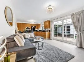 The Ridge Residence - Luxury 4 Bed Near Warner Bro Studios With Parking