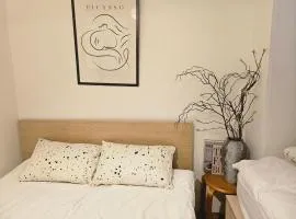 Yongsan Hyochang Park 3 minutes, breakfast included, luggage storage service