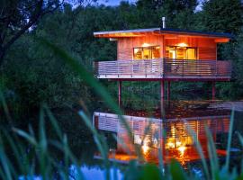 TinyHousebeiDresden Über dem Wasser schwebendes winziges Häuschen Nähe Dresden Sächsische Schweiz，位于Lauterbach的酒店