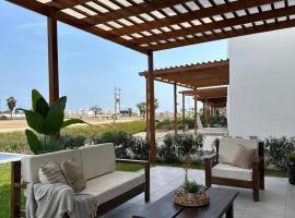 Beach House - Private Dock and Pool, hotel in Cerro Azul