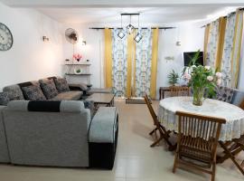 Spacious Coastal Home Steps from the Beach, hotel in Flic-en-Flac