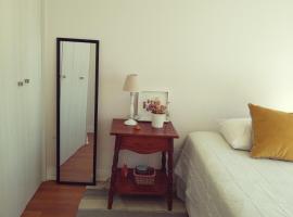 Despierta con vista al mar en un hogar tranquilo y luminoso, hotel in Concón