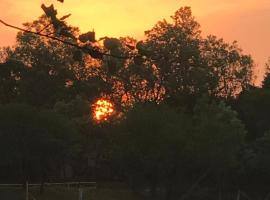 Sunset Sunrise Country Farm, hotel in Komnader