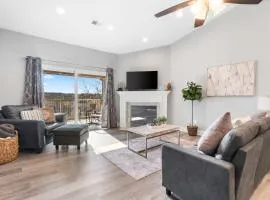 Great Escape II - Resort Style 2 BDR Condo on Golf Course with Pool