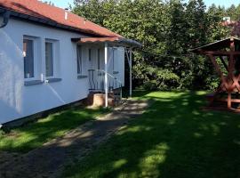 Bungalow 1 - 4-Raum-Wohnung mit Küche und 2 WC Duschen in Ohrdruf-Crawinkel, отель в городе Ohrdruf