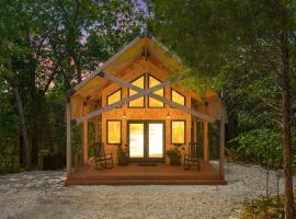 Cedar Creek - Glamping in the Ozarks, hotel in Walnut Shade