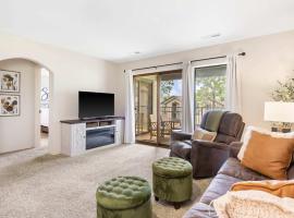 Branson Cozy Bungalow in Premier Location، فندق في برانسون