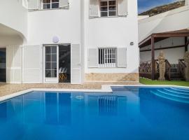 BEAUTIFUL VILLA - 4 bedrooms, heated pool, 2 priv car park places, fibre net, PS5, tv channels、アデへのホテル