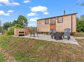 Off-Grid Glamping - Quiet, Starry Escape, hotel in Yarpole