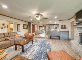 Family-Friendly Tulsa Suburb Home By Parks and River, hotel in Bixby
