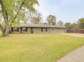 Family-Friendly Tulsa Suburb Home By Parks and River, hotel v destinaci Bixby