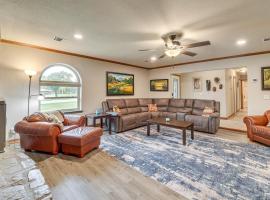 Family-Friendly Tulsa Suburb Home By Parks and River, hotell i Bixby