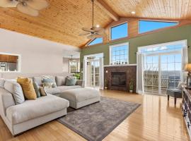 The Greenview Manor with Lake Views, Hotel in Kimberling City