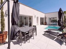 Maison Piscine Nîmes, Hotel in Saint-Césaire