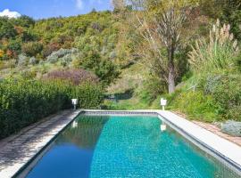 Stunning Apartment In Bibbiena With Swimming Pool, Hotel in Serravalle