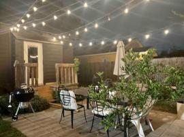 Hardy House Vintage Bungalow, Huge Yard!, hotel in Houston