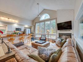 White Mountains Home with Hot Tub - Walk to Town!, hotel a North Conway