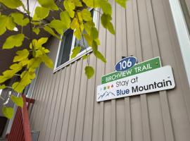 5 Bedrooms, Mountain Views, Steps from Blue Mountain Village, Hot Tub, BBQ, chalet in Blue Mountains