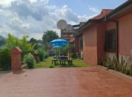 Santa Monica Home Lodge, hotel com estacionamento em Senchi