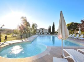 Awesome Apartment In Cannara With Swimming Pool, hotel a Cannara