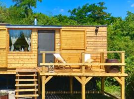 Off-grid maringotka Cibéba, hotel in Rača