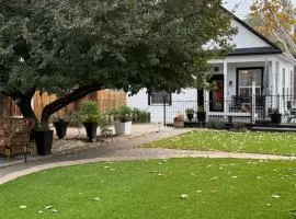 Historic Cottage, Modern Comforts & 9am Check-in