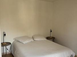 Le Studio, hotel in Condeissiat