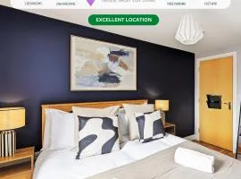 Elegant 2 Bedroom Apartment with Balcony - Near the High Street - Free Parking, Fast Wifi and Sky TV by Yoko Property