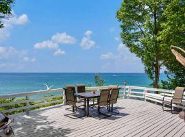 Private Beachfront Lake Michigan Getaway, hotel in West Olive