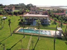 Villa Royal Paradise - Pool, Football, Tennis, Cinema, ξενοδοχείο σε Sidi Bibi