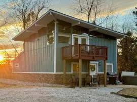 Balcony-bbq-firepit-hot Tub-king-full Kitchen-tv
