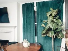 Modern & Spacious Stay by Northwestern Hospital Bronzeville