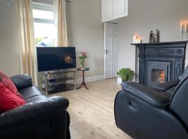 The Cottage 3 bedroom cottage with private garden, hotel em Kiltimagh