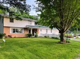 BBQ, WIFI, full kitchen, SmartTV, Firepit, Queen