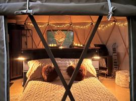 Nature Escape in Luxury Yurt Retreat with Lake & Park, hotel em Yarker